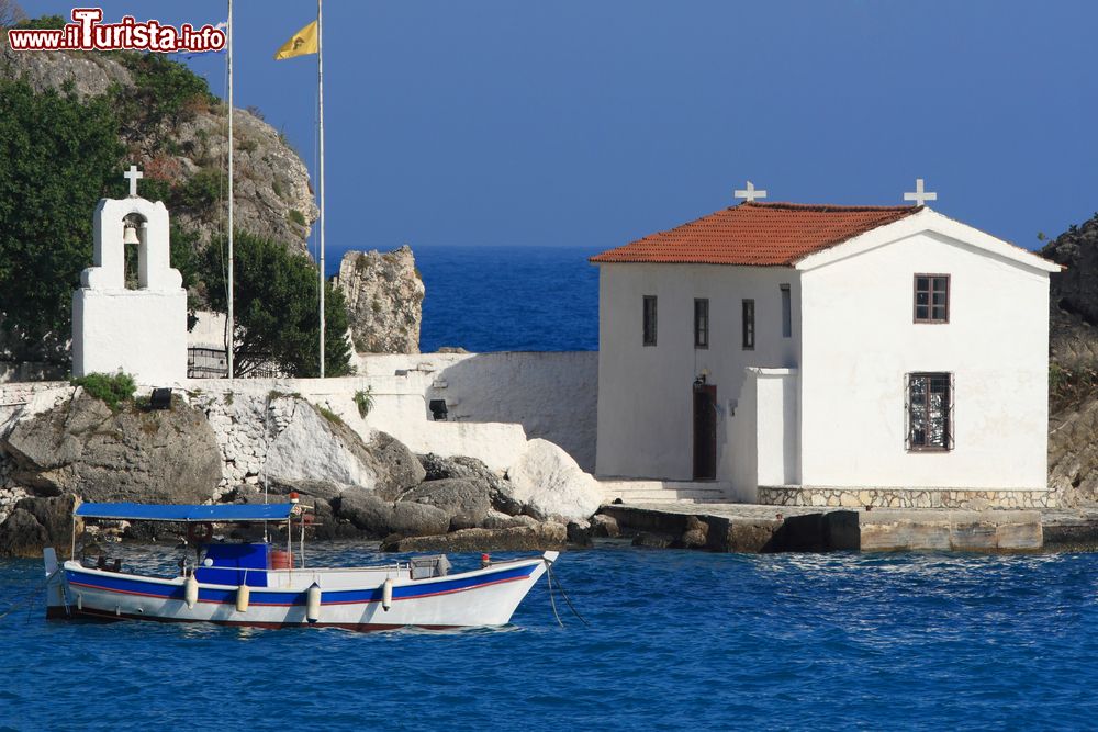 Immagine Una chiesetta nell'isola di Panagia nei pressi di Parga, Grecia.