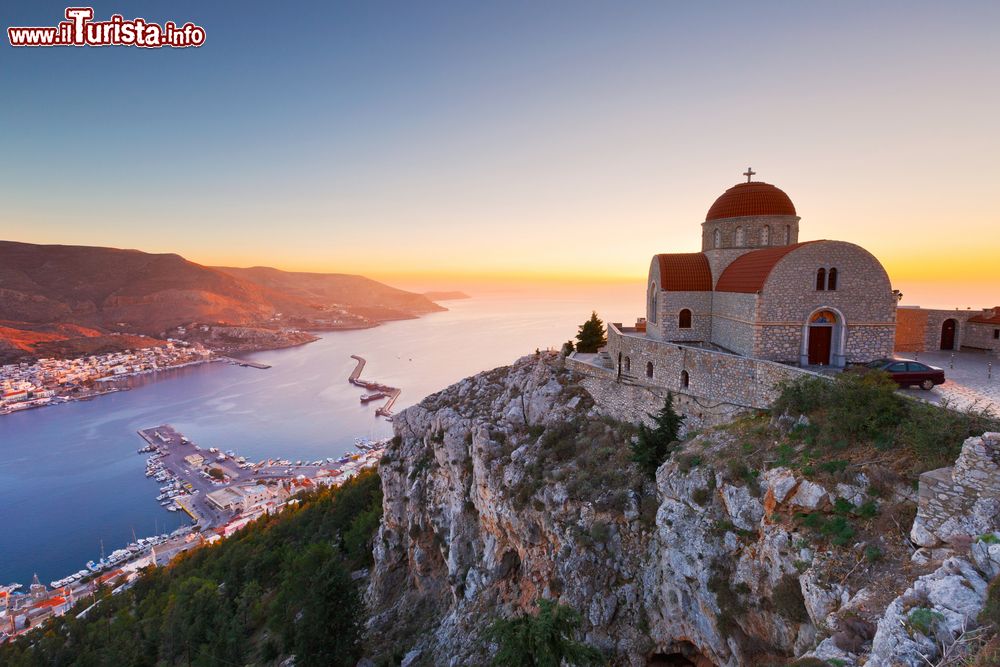 Immagine Una chiesetta sulle colline dell'isola di Kalymnos, Grecia, fotografata dall'alto al tramonto.