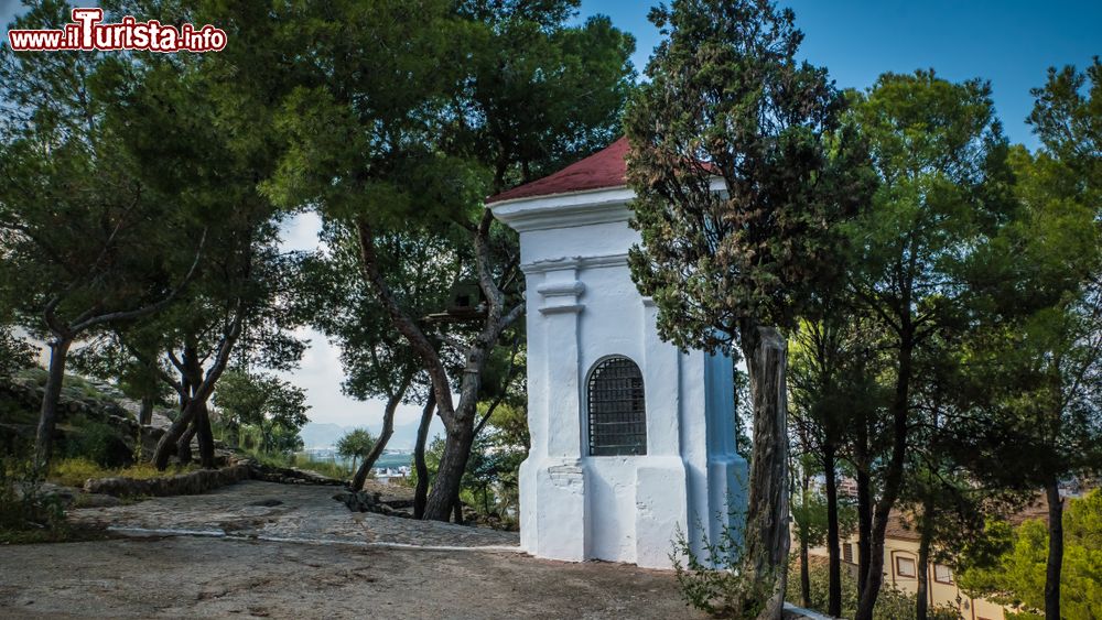 Immagine Una chiesetta votiva lungo la strada in pietra per il castello di Santa Anna a Oliva, Spagna.