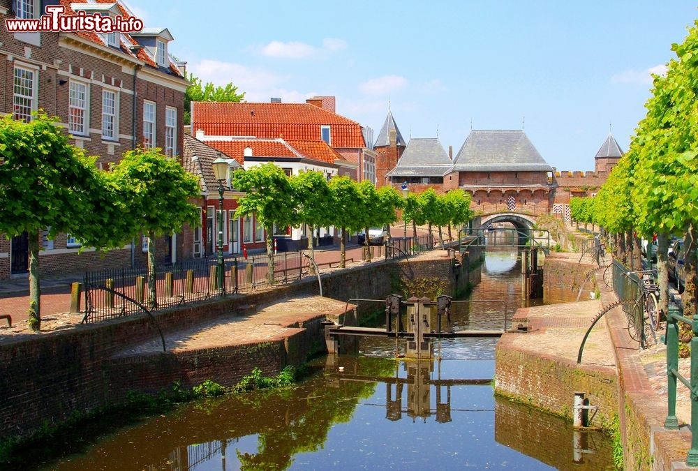 Immagine Una chiusa lungo i canali del centro di Amersfoort (Paesi Bassi). Sullo sfondo la Koppelppoort.