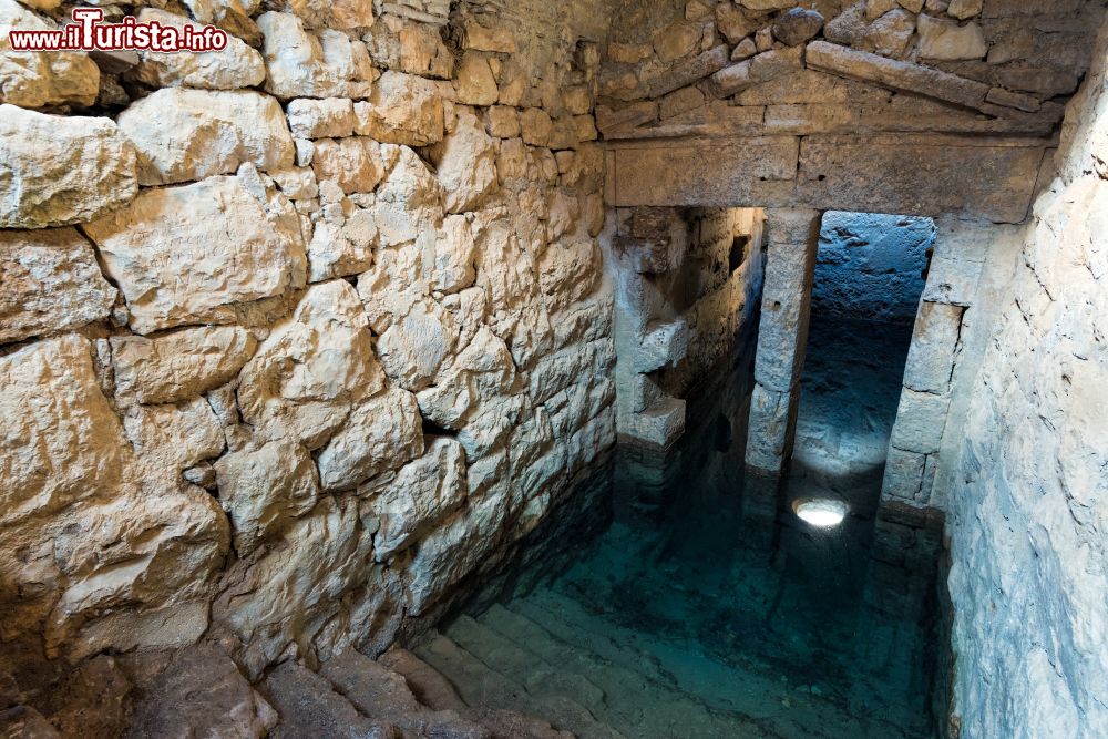 Immagine Una cisterna d'acqua alla fontana di Ano Peirene nella cittadella di Corinto, Peloponneso (Grecia).