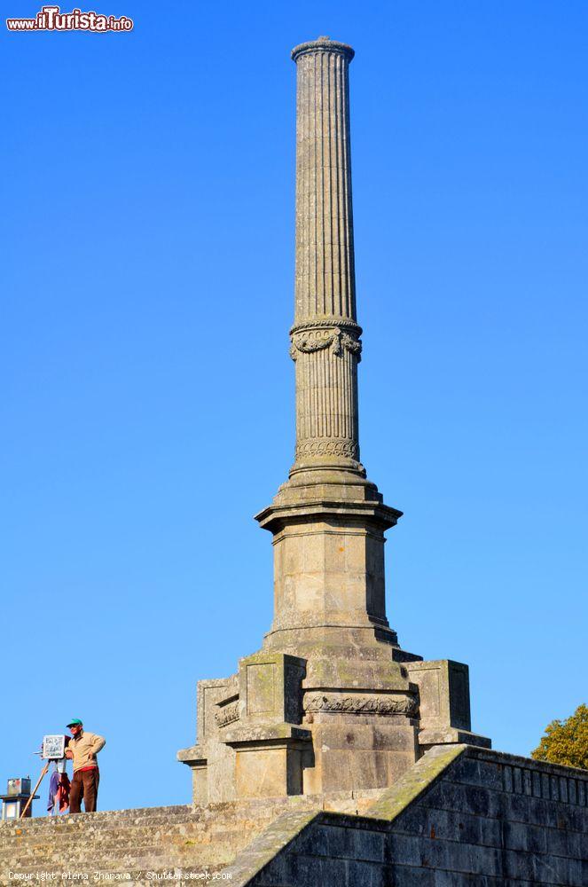 Immagine Una colonna commemorativa di fronte alla chiesa di Santa Luzia a Viana do Castelo, Portogallo - © Alena Zharava / Shutterstock.com