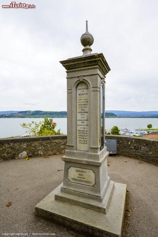 Immagine Una colonna monumento con i dati geografici di Murten, Svizzera. Venne costruita nel 1903 dall'Ufficio del Turismo - © marekusz / Shutterstock.com