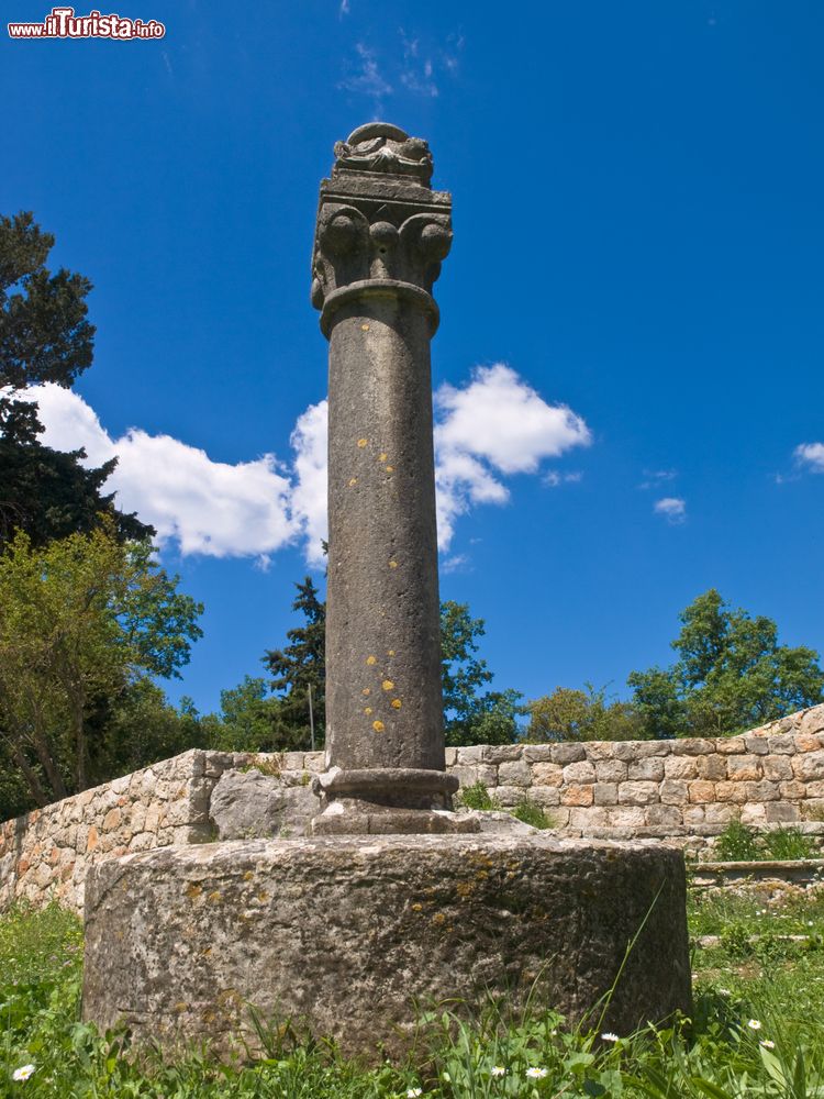 Immagine Una colonna nel giardino di un Monastero Cattolico dell'isola di Dipan in Croazia.