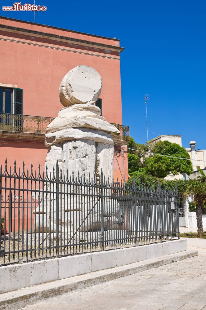 Immagine Una colonna romana nel centro storico di Brindisi, Puglia.