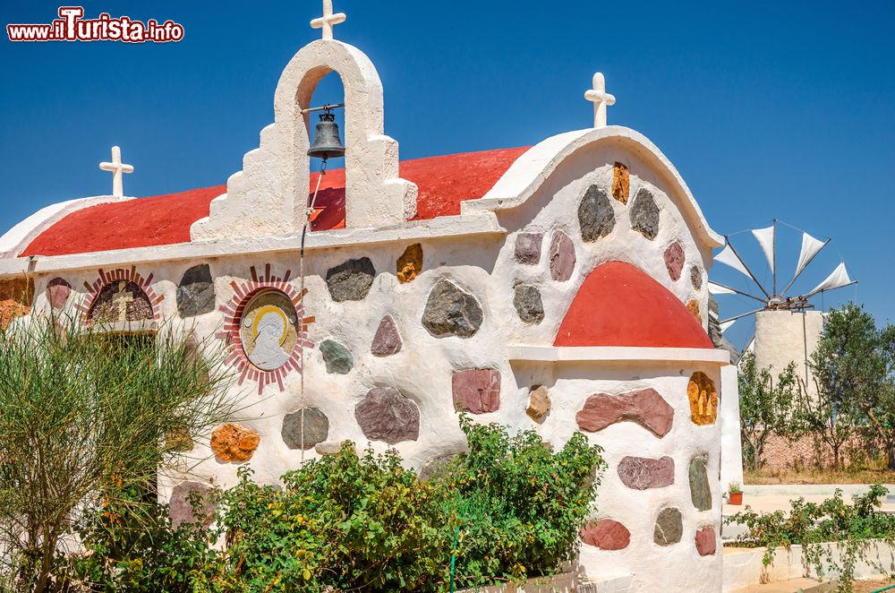 Immagine Una colorata chiesa in pietra nell'altopiano di Lassithi, isola di Creta (Grecia).