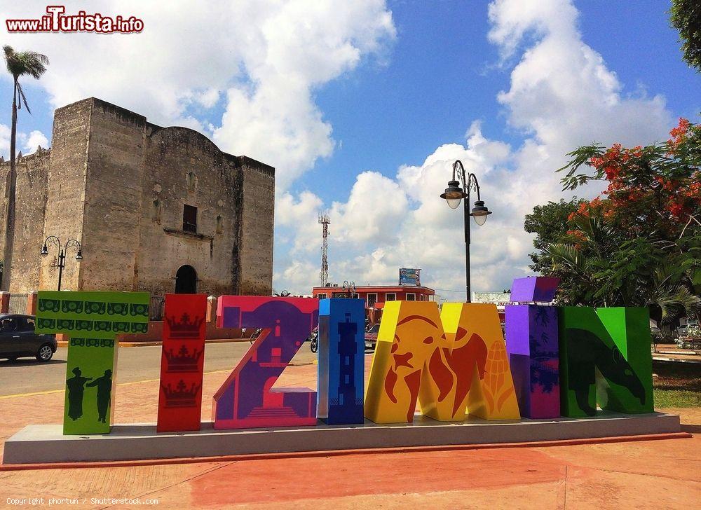 Immagine Una colorata scritta Tizimin nell'omonima città dello Yucatan, Messico. Sullo sfondo, un edificio religioso - © phortun / Shutterstock.com