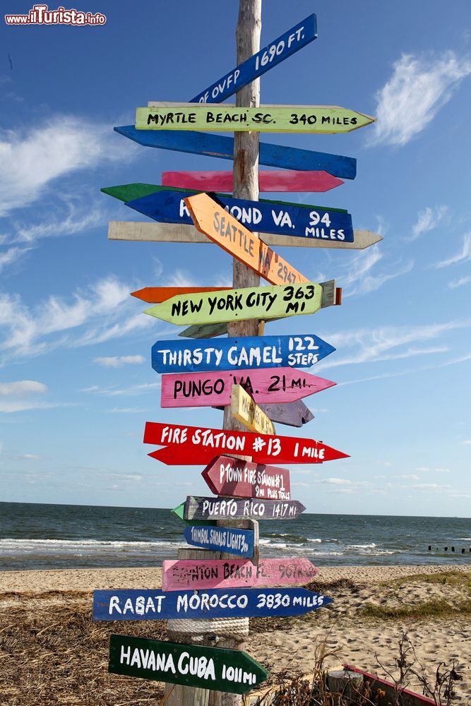 Immagine Una colorata segnaletica di destinazioni turistiche sulla spiaggia di Virginia Beach, USA.
