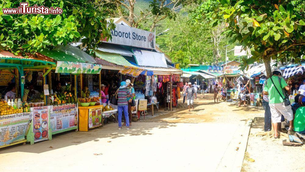 Immagine Una colorata strada di Gili Air Island, Filippine, con negozietti e botteghe  - © Kuen Lim / Shutterstock.com