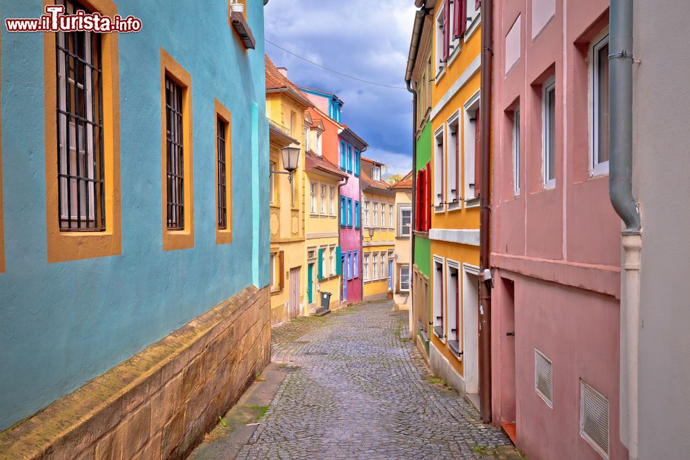 Immagine Una colorata via del centro storico di Bamberga, Germania, in una giornata di pioggia.