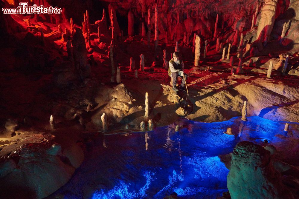 Immagine Una comparsa tra le stalattiti del Presepe Vivente del Grotte di Postumia
