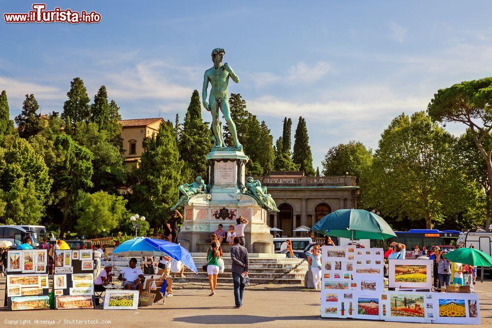 Immagine Una copia della statua del David a Piazzale Michelangelo a Firenze, il celebre punto panoramico. - © Aksenya / Shutterstock.com