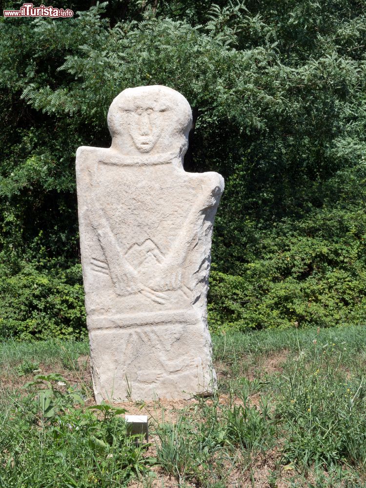 Immagine Una copia di una statua tipica della Lunigiana alla Pieve di Santo Stefano a Filattiera in Toscana