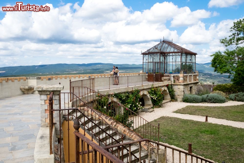 Immagine Una coppia ammira il paesaggio naturale dal villaggio medievale di Rennes-le-Chateau, Francia.