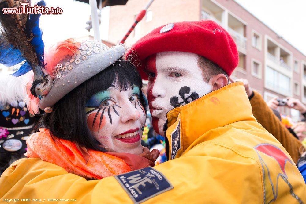 Immagine Una coppia con i volti pitturati durante il Carnevale di Dunkerque, il più importante del nord della Francia - foto © HUANG Zheng / Shutterstock.com