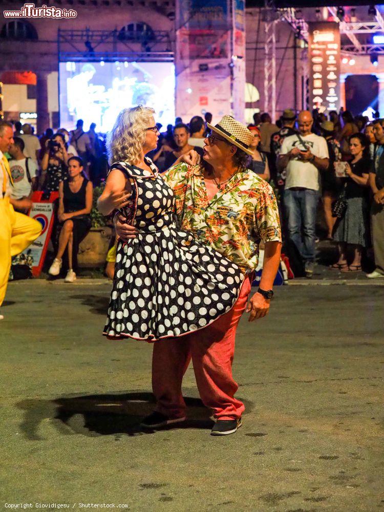 Immagine Una coppia con look anni cinquanta al Summer Jamboree di Senigallia, il festival musicale dell'estate - © Giovidigesu / Shutterstock.com