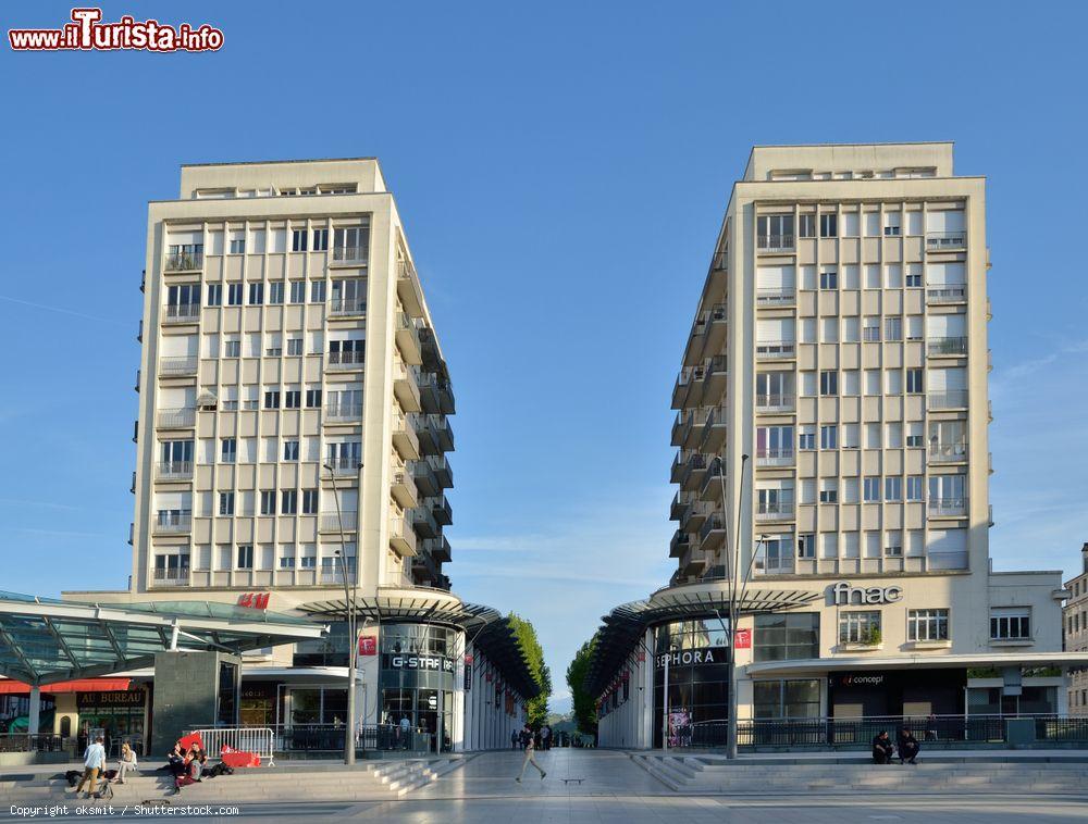 Immagine Una coppia di edifici alti nella via dello shopping di Pau, Francia - © oksmit / Shutterstock.com