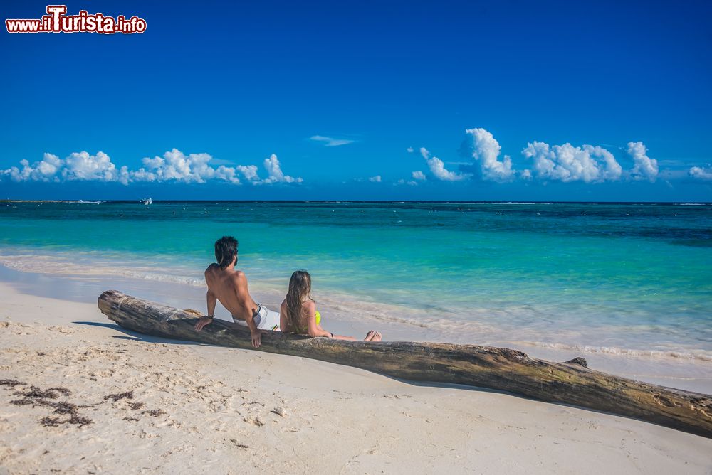 Immagine Una coppia in relax su una spiaggia tropicale di Akumal, Messico.