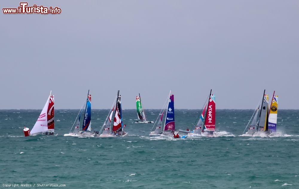 Immagine Una corsa di catamarani al largo della spiaggia di Jullouville in Normandia - © AnnDcs / Shutterstock.com