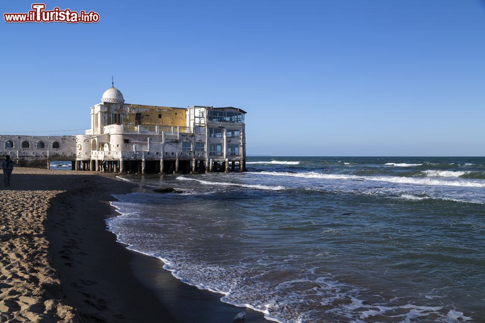 Immagine Una costruzione decadente sulla spiaggia di La Marsa in Tunisia