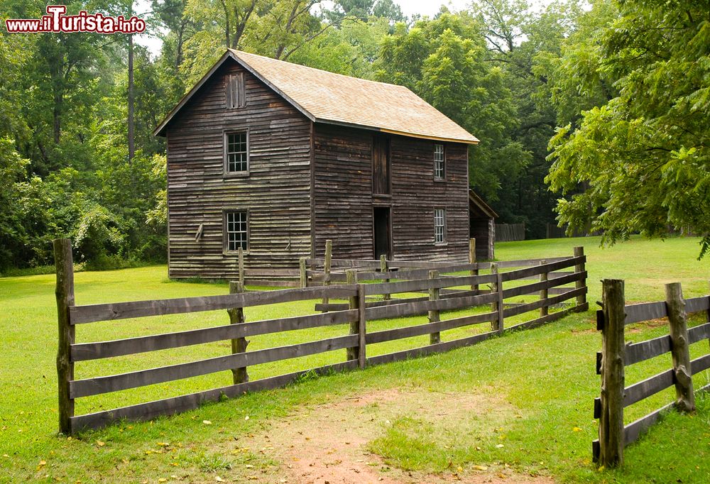 Immagine Una costruzione in legno alla Duke Homestead State Historic Site di Durham, Carolina del Nord.