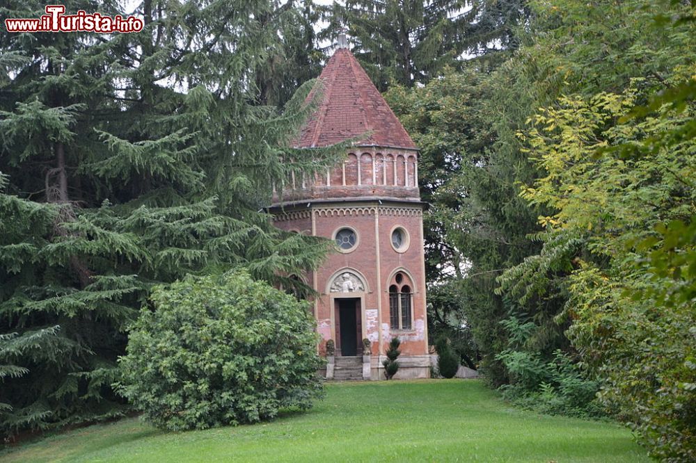Immagine Una costruzione nel parco di Villa Gallarati Scotti a Oreno di Vimercate, Lombardia.