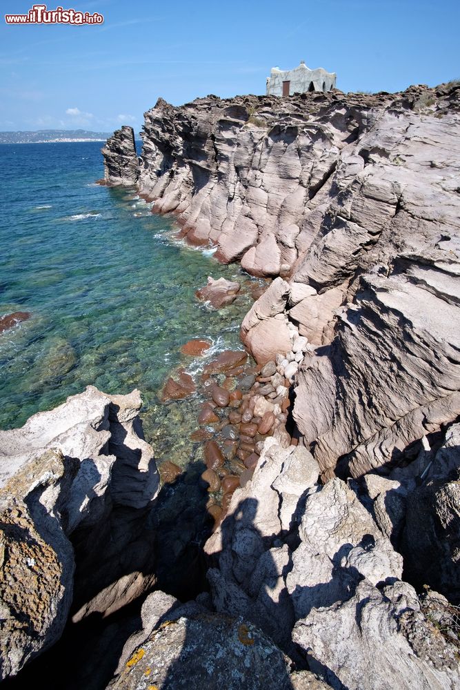 Immagine Una costruzione sulla scogliera di Calasetta, Sardegna: siamo sulla punta settentrionale dell'isola di Sant'Antioco nell'arcipelago del Sulcis.