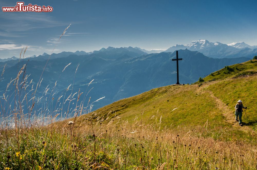 Immagine Una croce di ferro sopra la cima di una montagna al rifugio Him August, Ovronnaz, Svizzera. Siamo fra le vette del Seya e del Grand-Chateau (Tour of the Muverans).