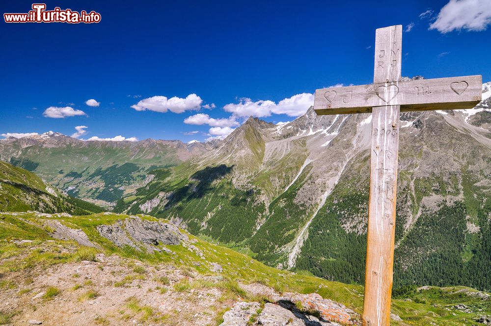 Immagine Una croce in legno sulle montagne di Arolla, Svizzera.