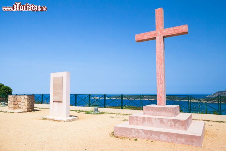 Immagine Una croce nel piazzale della chiesa di Saint Spiridon church a Cargese, Corsica