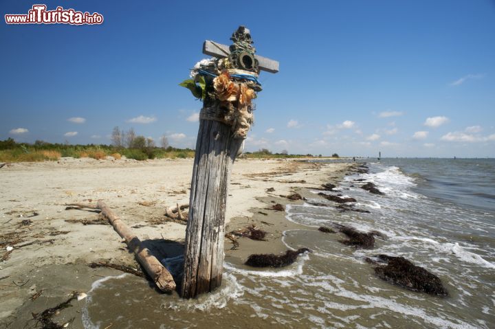 Immagine Una croce rudimentale sulla spiaggia libera di Lido di Volano, Delta del Po, Emilia-Romagna