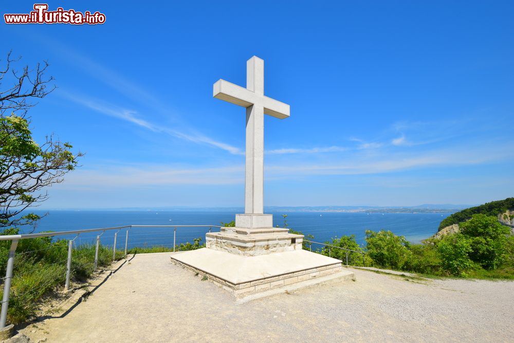 Immagine Una croce sul panorama che domina Strunjan in Slovenia, nel nord dell'Istria