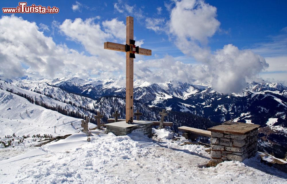 Immagine Una croce sulla sommità di una montagna nel villaggio di Flachau, Austria.