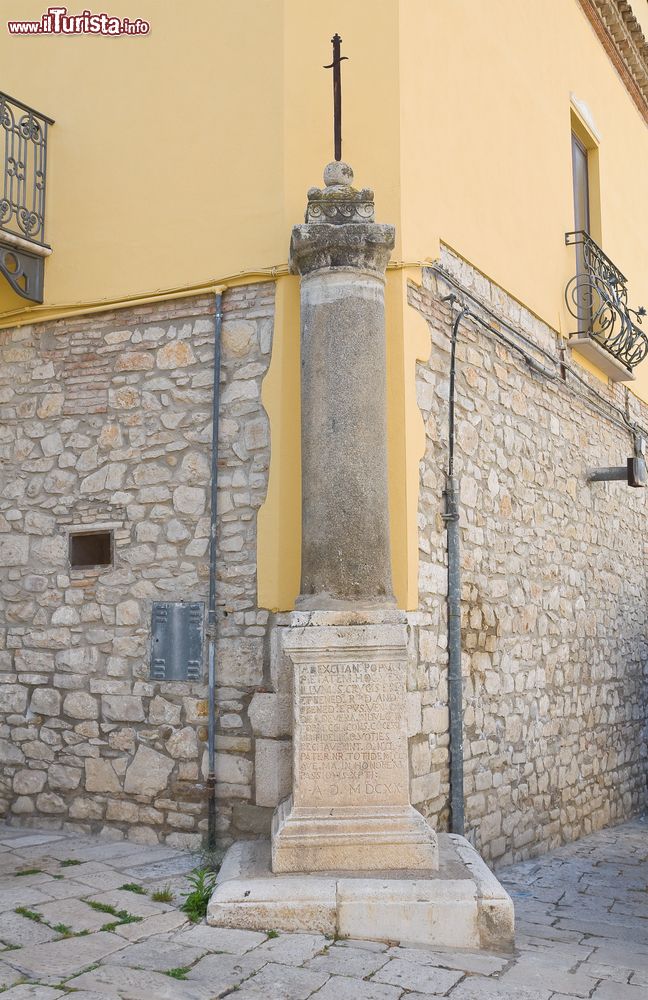 Immagine Una croce votiva nel centro storico di Venosa, Basilicata, all'angolo di due strade.