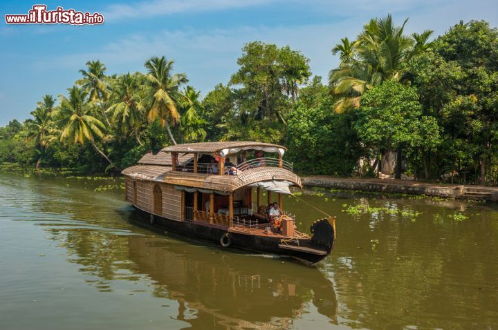 Immagine Una crociera sulle backwaters del Kerala, India. La maggior parte dei turisti che visitano Alleppey scelgono di partecipare a una crociera in giornata - foto © javarman / Shutterstock.com