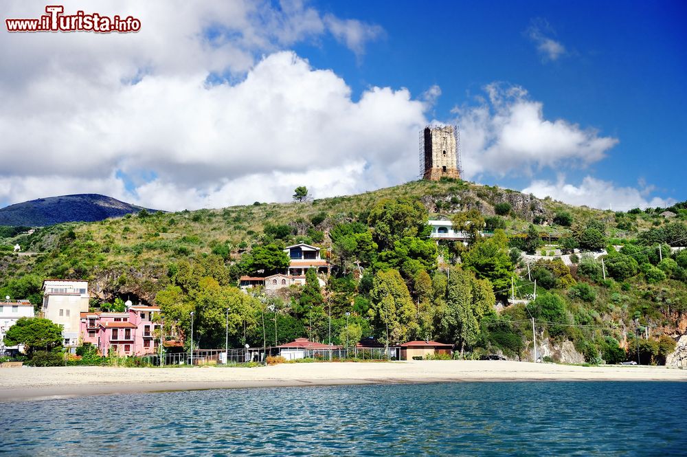 Immagine Una dele spiagge cittadine di Marina di Camerota in Campania