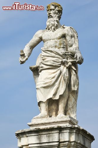 Immagine Una delle 12 statue degli apostoli a San Benedetto Po, davanti all'Abbazia clunaciense - © m.bonotto / Shutterstock.com