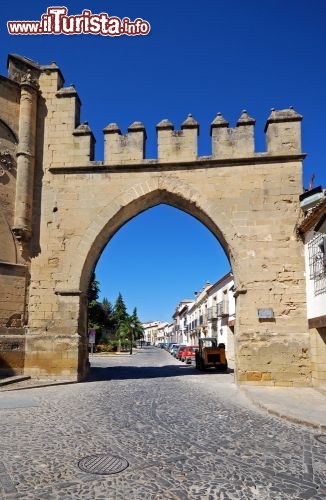Immagine Una delle antiche porte d'ingresso alla città di Baeza, Andalusia, Spagna - © Ammit Jack / Shutterstock.com
