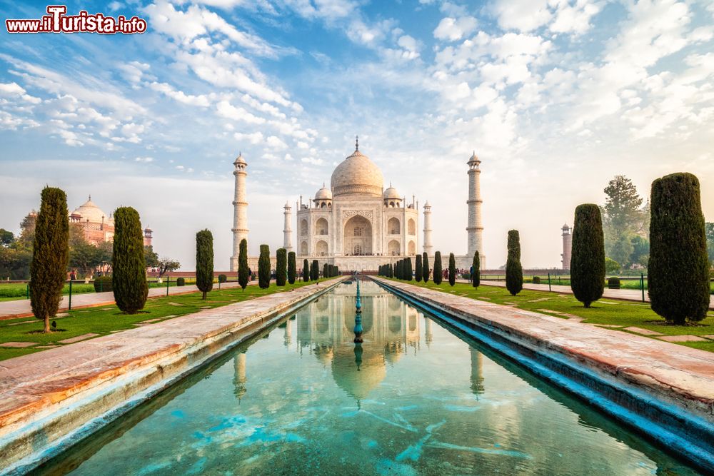 Immagine Una delle attrazioni imperdibili di Agra: il Taj Mahal, uno dei mausolei più famosi del mondo