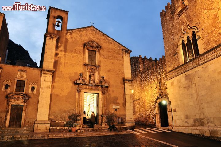 Immagine Una delle chiese di Taormina fotografata di notte. La semplicità architettonica ne accentua ancora di più la bellezza.