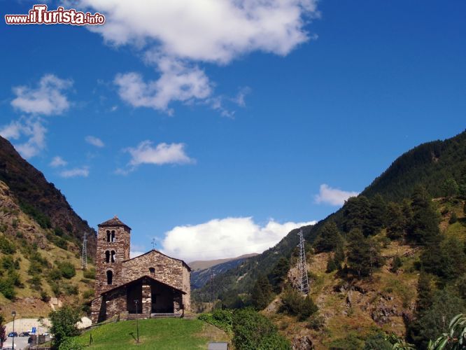 Immagine Una delle chiesette di Andorra. Montagne sullo sfondo e cielo blu intenso fanno da cornice a questa graziosa chiesa del principato - © / Shutterstock.com
