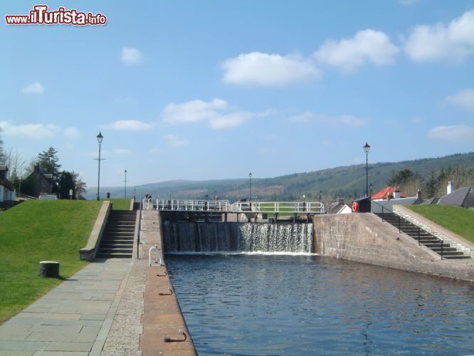 Immagine Si aprono le chiuse del Canale di Caledonia, presso Fort Augustus - Una delle principali attrazioni di Fort Augustus, villaggio situato nel nord della Scozia, è una delle chiuse del Canale di Caledonia, che qui permette il passaggio a piccole imbarcazioni da crociera. - © Iain Frazer / Shutterstock.com