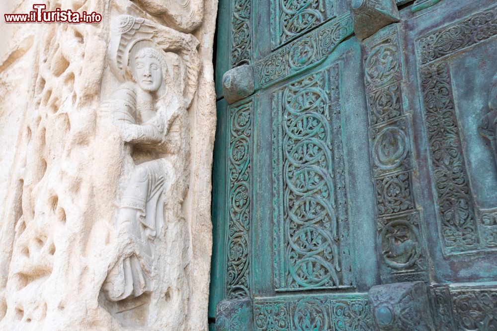 Immagine Una delle decorazioni scultoree della cattedrale di Trani, Puglia.