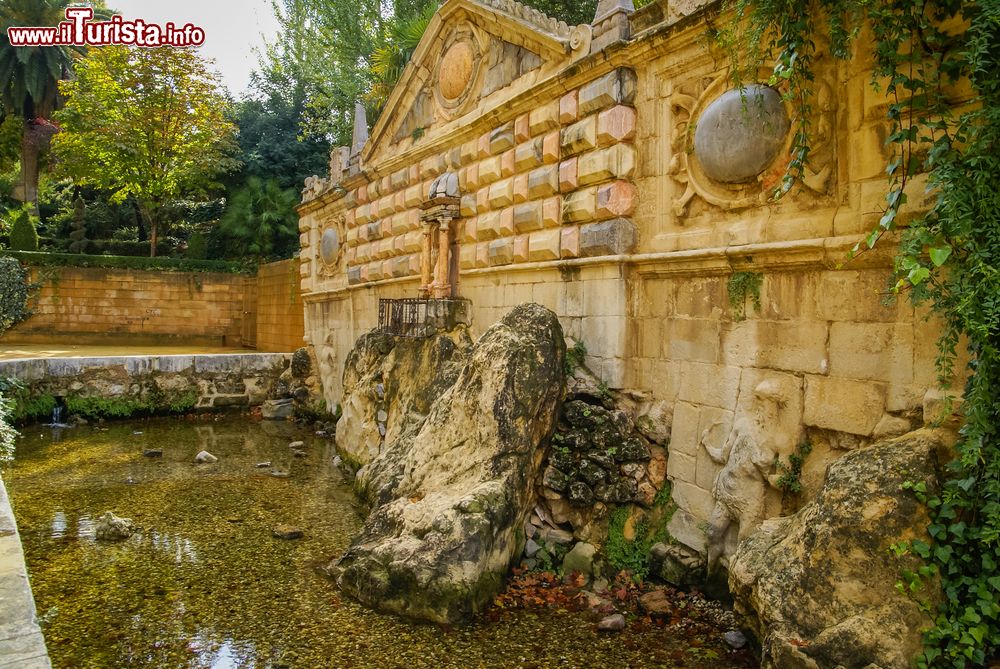 Immagine Una delle fontane della città di Priego de Cordoba, Spagna. Il patrimonio monumentale della città è formato da edifici civili, religiosi e monumenti in stile barocco costruiti nel corso dei secoli.