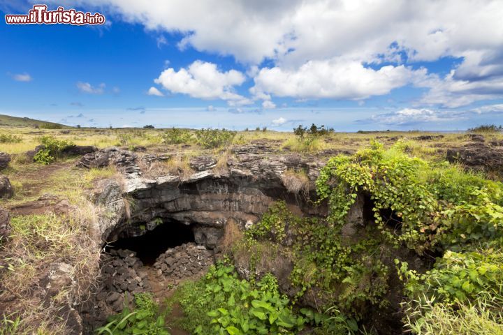 Immagine Una delle grotte dell'isola di Pasqua, Cile - © 120622204 / Shutterstock.com