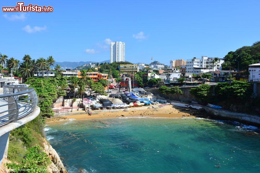 Immagine Una delle magnifiche spiagge di Acapulco, costa del Pacifico in Messico - © mundosemfim / Shutterstock.com