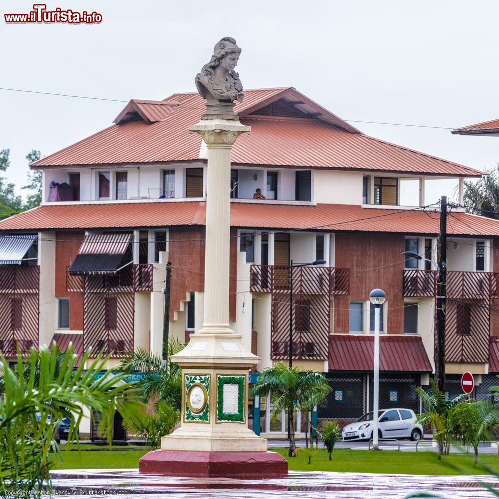 Immagine Una delle opere scultoree che si possono ammirare nel centro di Cayenne, Guyana Francese - © Anton_Ivanov / Shutterstock.com