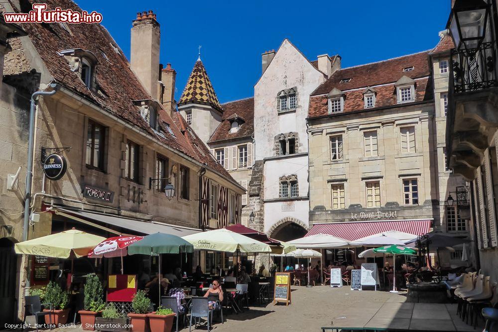 Immagine Una delle piazze centrali di Semur en Auxois, pittoresca cittadina medievale della Borgogna - © Martina Badini / Shutterstock.com