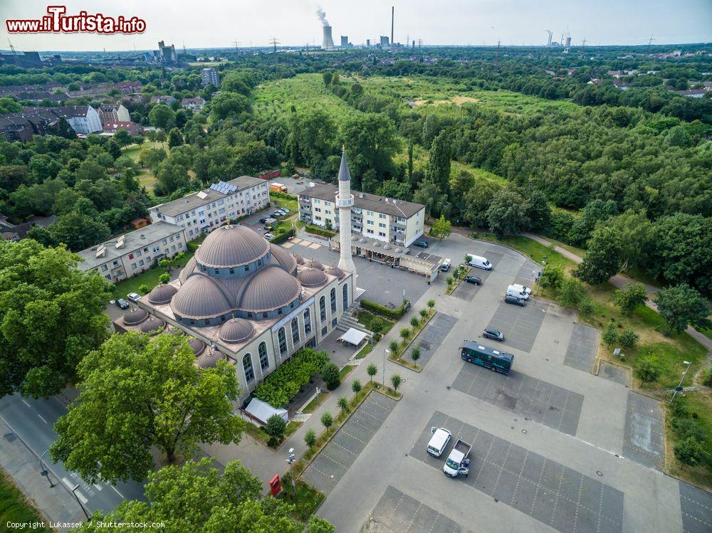 Immagine Una delle più grandi moschee della Germania: siamo nella cittadina di Duisburg. Una bella veduta dall'alto della moschea Merkez - © Lukassek / Shutterstock.com