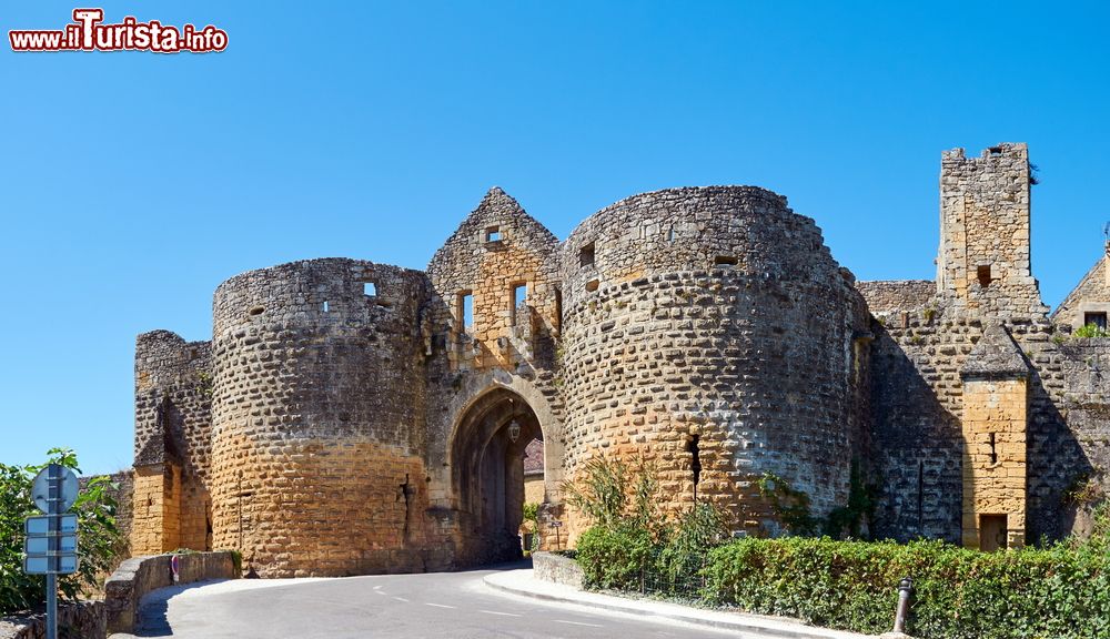 Immagine Una delle porte di accesso nelle mura duecentesche di Domme, Dordogna, Francia.